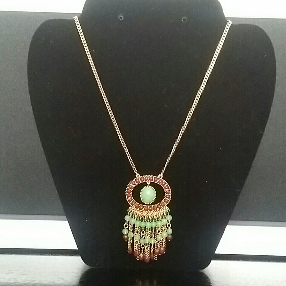 Beautiful Gold Tone Green Beaded Necklace